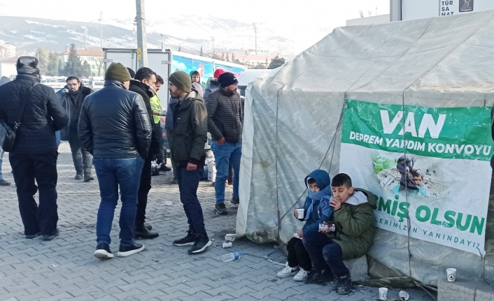 Van’dan Maraş’a giden gönüllü ekip, depremzedelerin gönlünde taht kurdu!