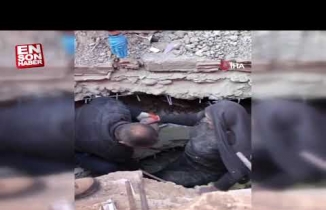 Elazığ'daki depremde enkazların altında kalan Hatun Teyze kurtarıldı
