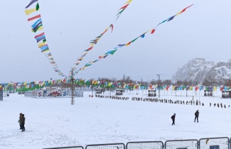 Van Newroz kutlamaları yoğun kar yağışı altında gerçekleşiyor
